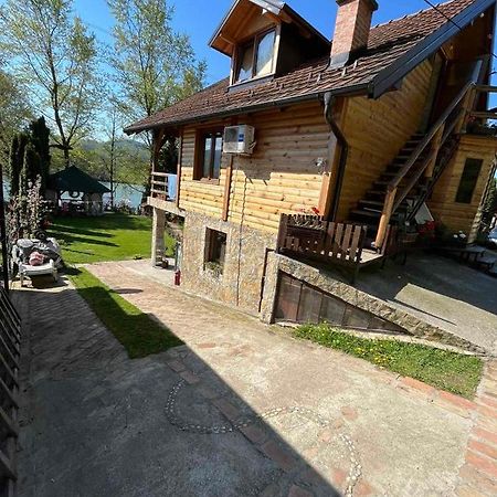 Apartman "Kapetana Luka" Ljubovija Exteriör bild