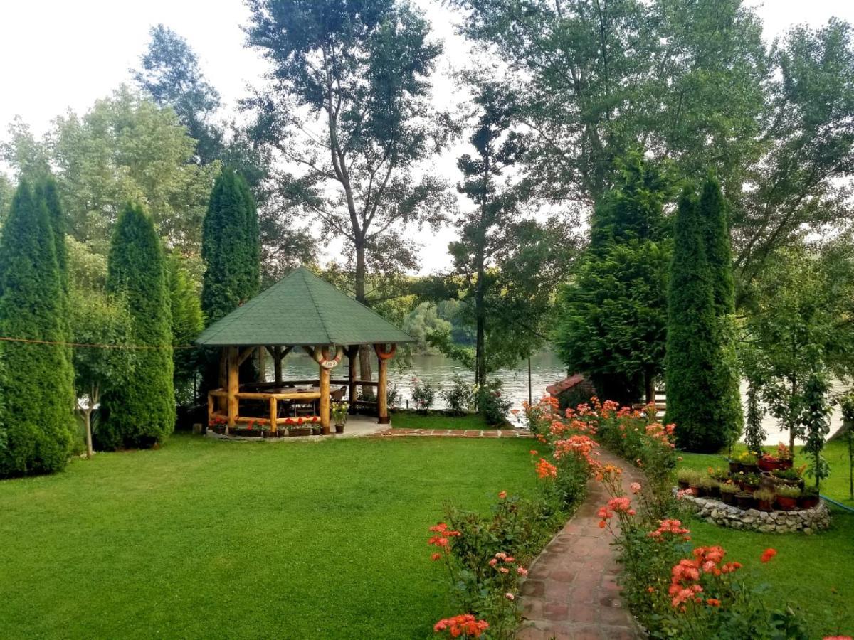 Apartman "Kapetana Luka" Ljubovija Exteriör bild
